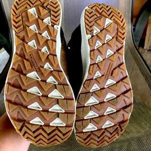 Girls size 1 Merrell hiking shoe